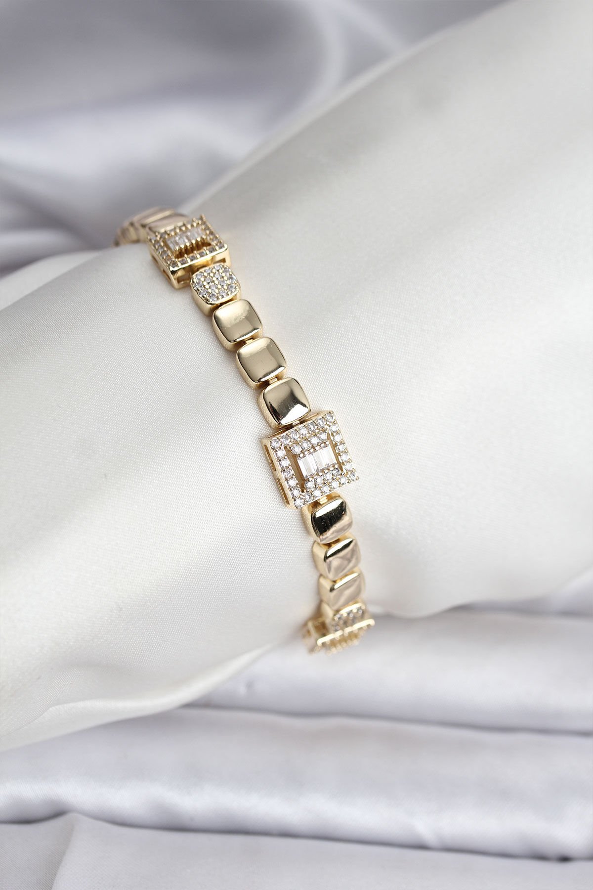 14K Gold Renk Kaplama Zirkon Taşlı CM Kadın Bileklik