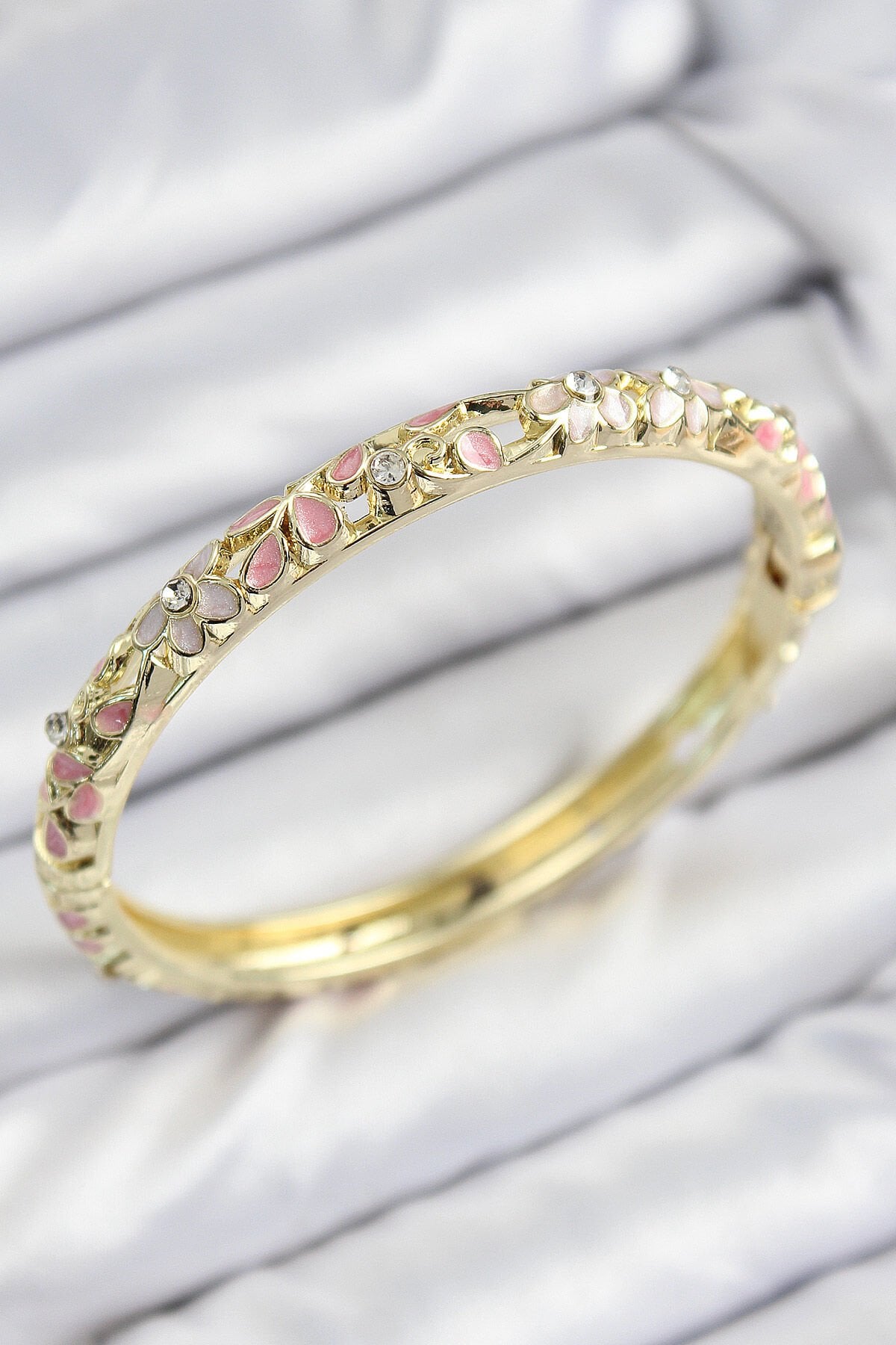 Mineli Pirinç Zirkon Taşlı Pembe Çiçek Motifli Gold Kadın Kelepçe