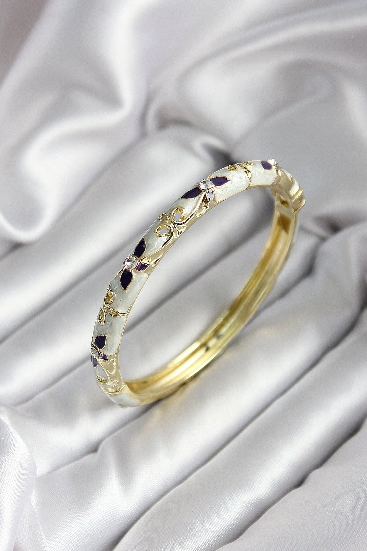 Mineli Pirinç Siyah Çiçek Desenli Zirkon Taşlı Gold Renk Kadın Kelepçe (çap 60 mm)