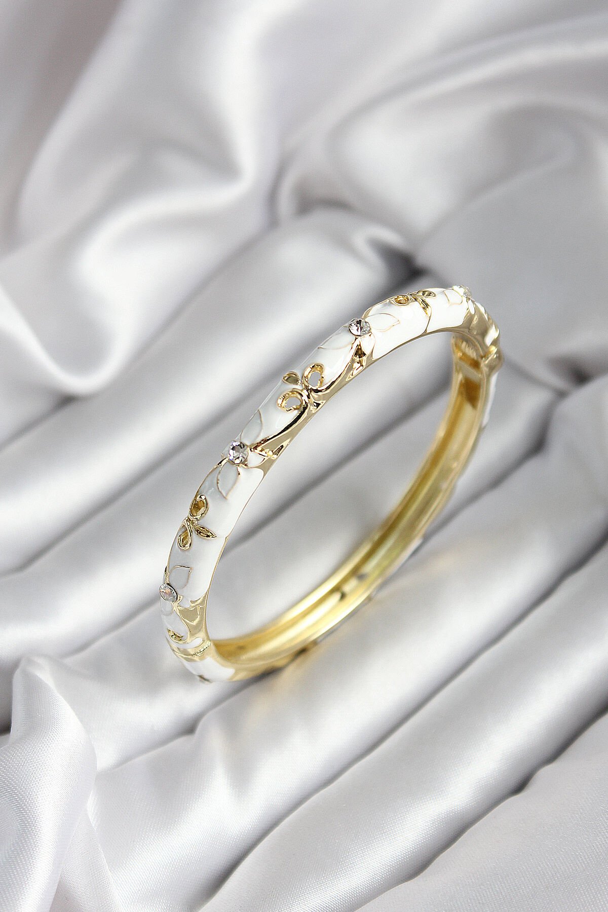 Mineli Pirinç Beyaz Çiçek Desenli Zirkon Taşlı Gold Renk Kadın Kelepçe (çap 60 mm)