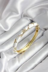 Mineli Pirinç Beyaz Çiçek Desenli Zirkon Taşlı Gold Renk Kadın Kelepçe (çap 60 mm)