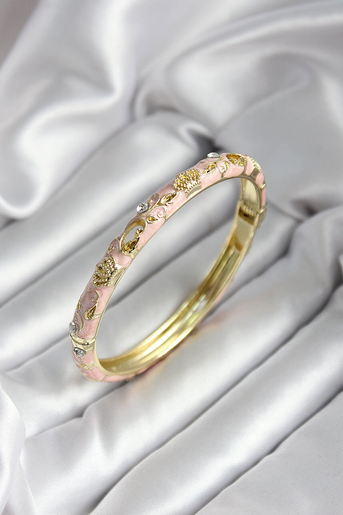 Mineli Pirinç Açık Pembe Kraliçe Taç Desenli Zirkon Taşlı Gold Renk Kadın Kelepçe