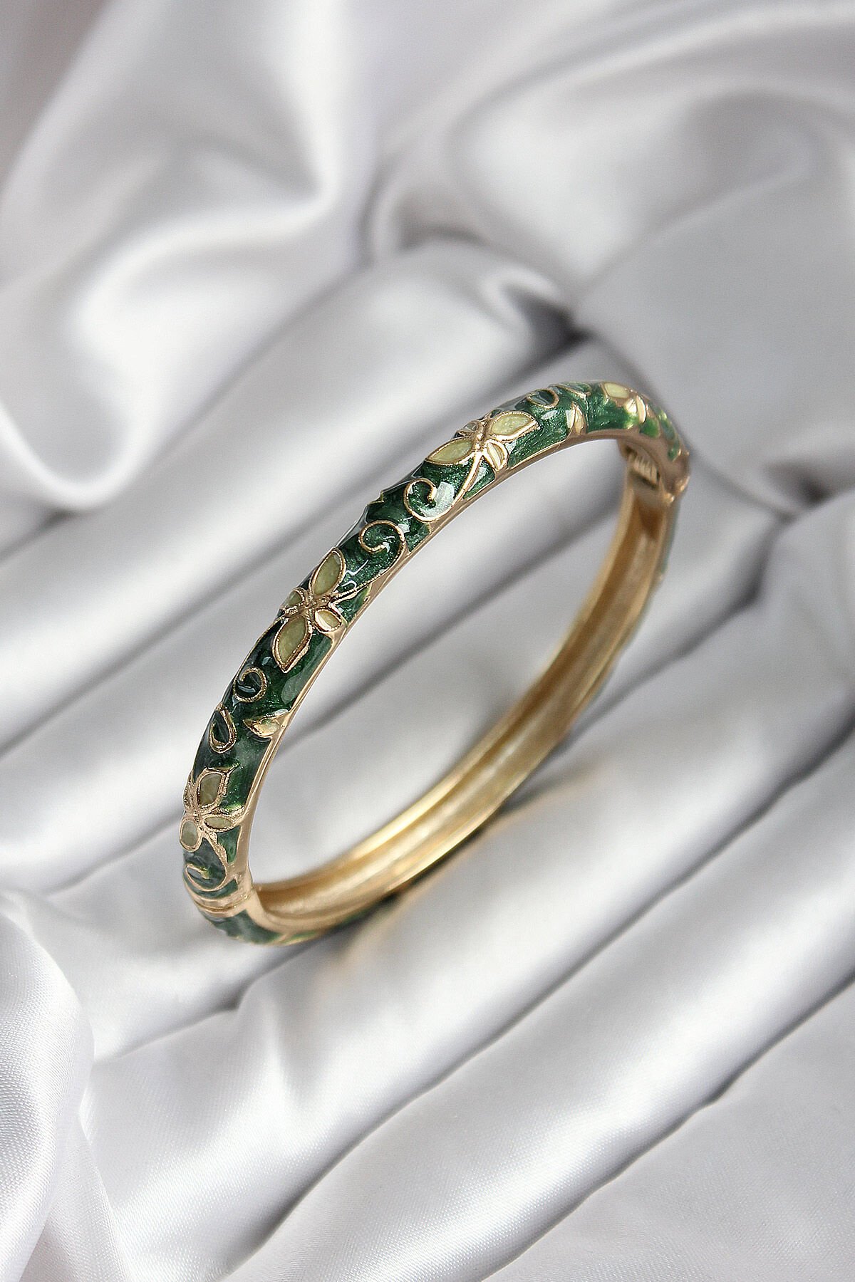 Mineli Pirinç Yeşil Çiçek Desenli Gold Renk Kadın Kelepçe (çap 60 mm)