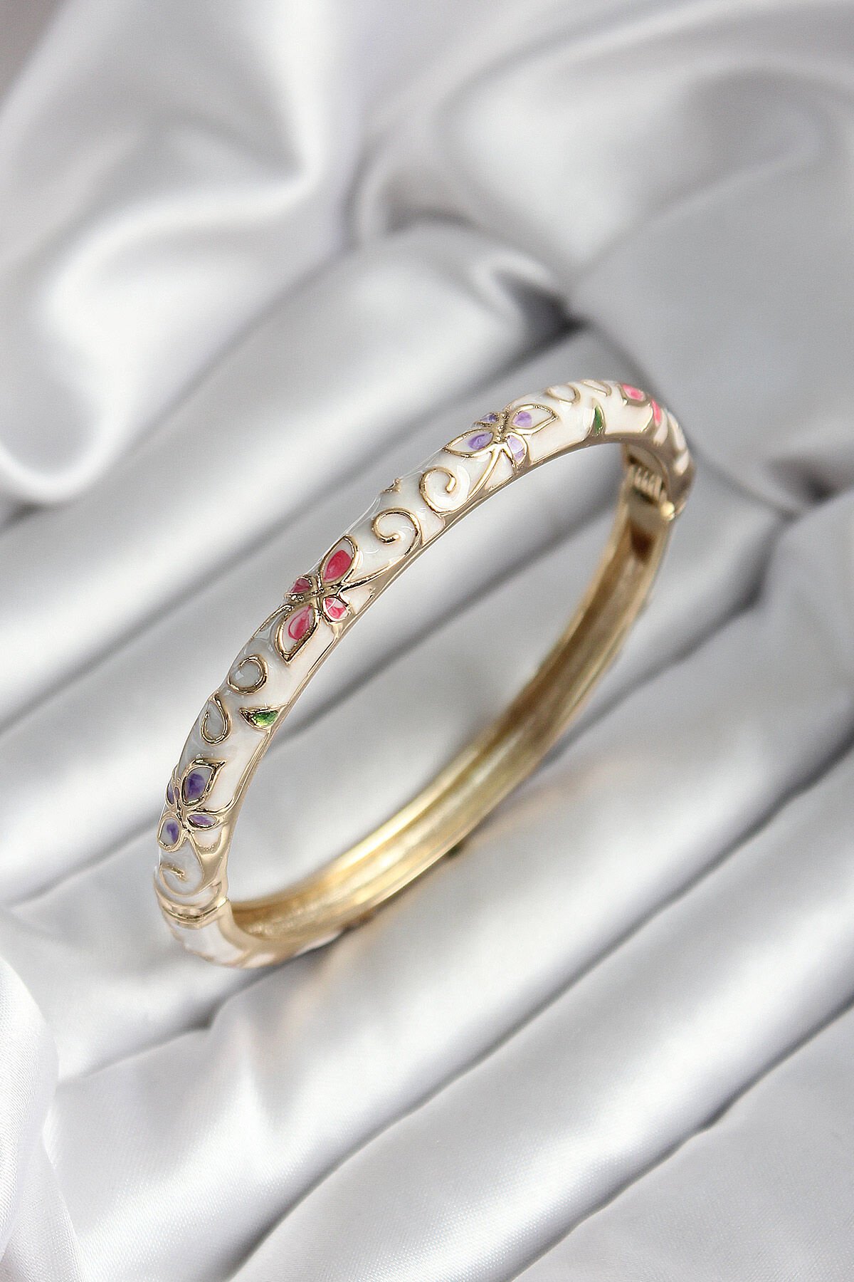 Mineli Pirinç Beyaz Çiçek Desenli Gold Renk Kadın Kelepçe (çap 60 mm)