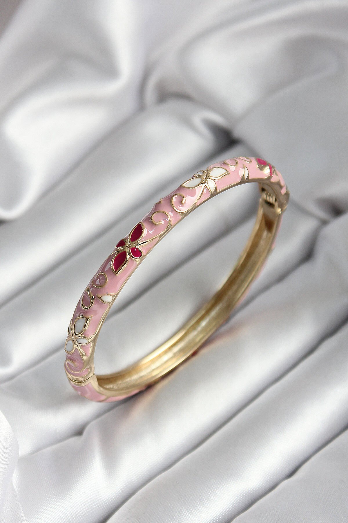 Mineli Pirinç Pembe Çiçek Desenli Gold Renk Kadın Kelepçe