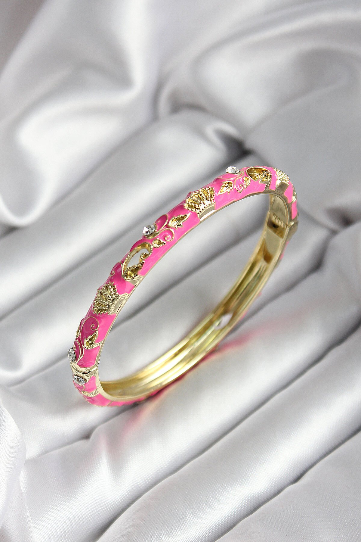 Mineli Pirinç Pembe Çiçek Desenli Gold Renk Kadın Kelepçe