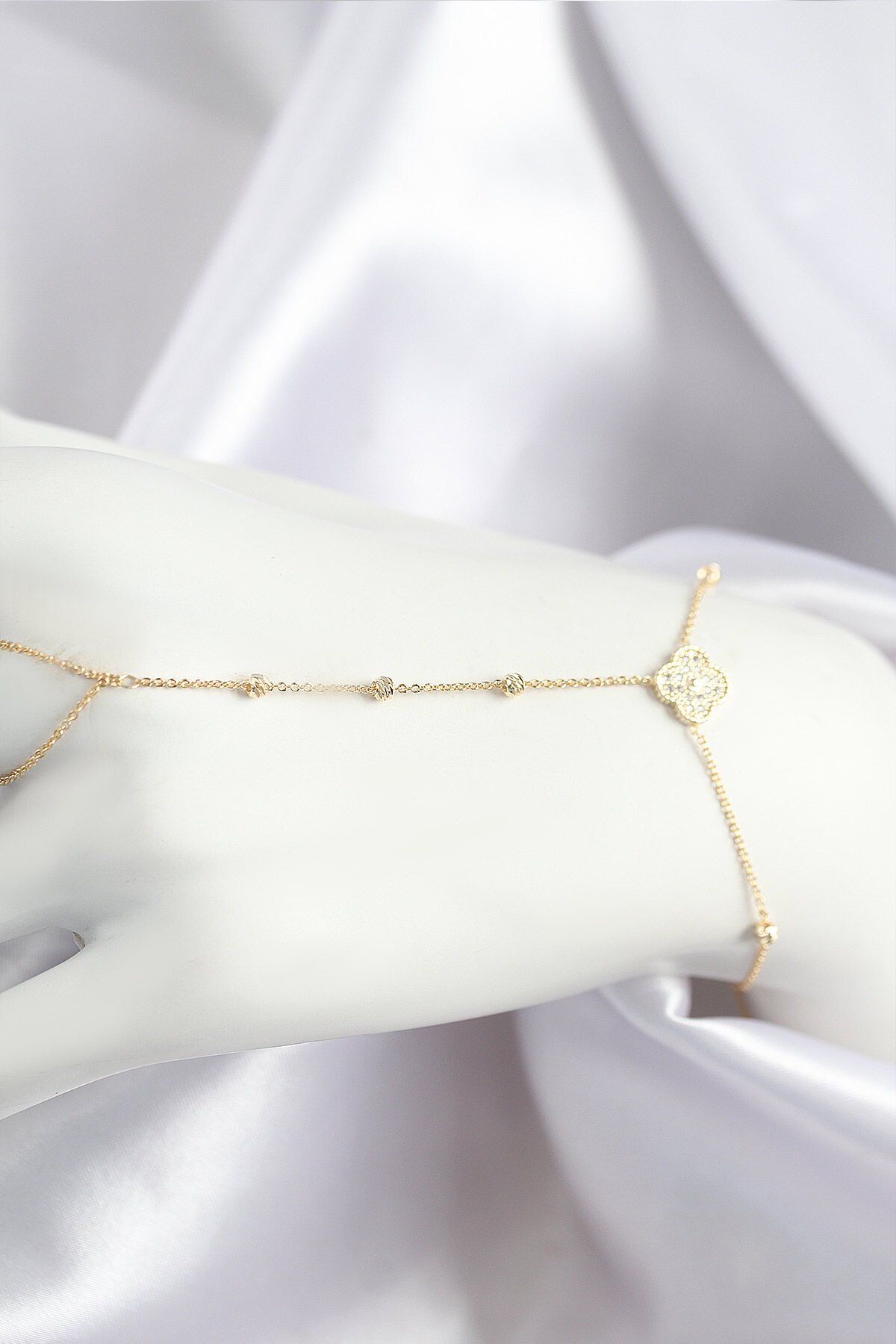 Pirinç Zirkon Taşlı Yonca Model Gold Renk Şahmeran