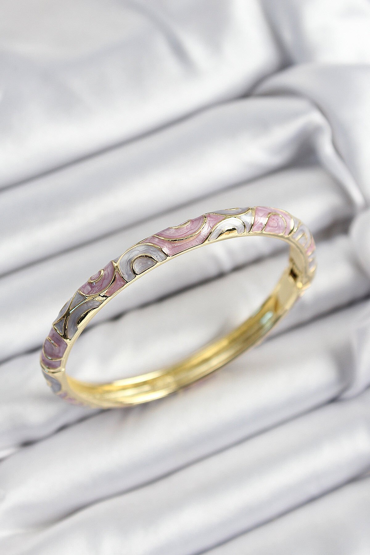 Mineli Pirinç Gri Ve Pembe Sarmal Motifli Gold Renk Kadın Kelepçe