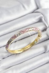 Mineli Pirinç Gri Ve Pembe Sarmal Motifli Gold Renk Kadın Kelepçe