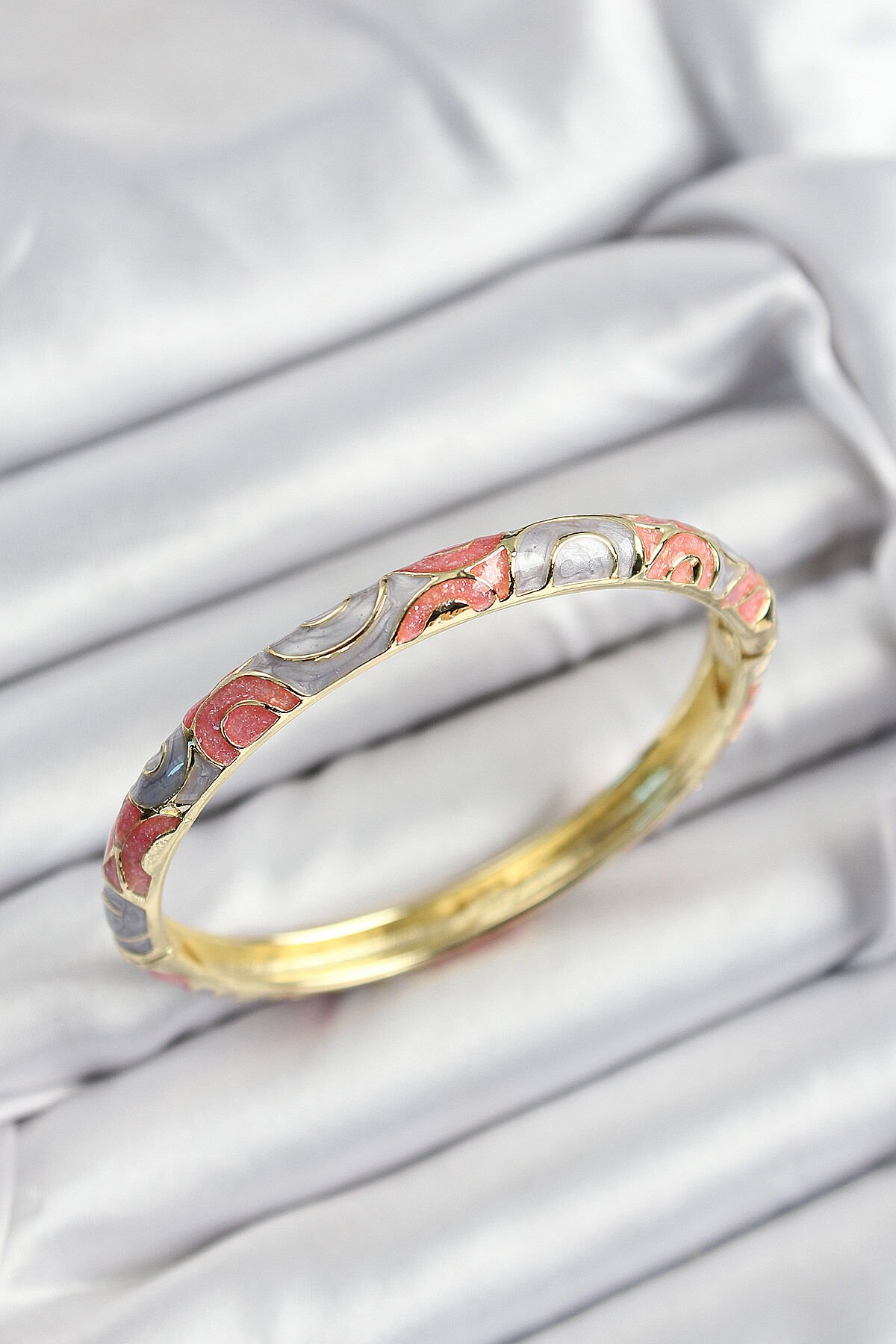 Mineli Pirinç Gri Ve Pembe Sarmal Motifli Gold Renk Kadın Kelepçe
