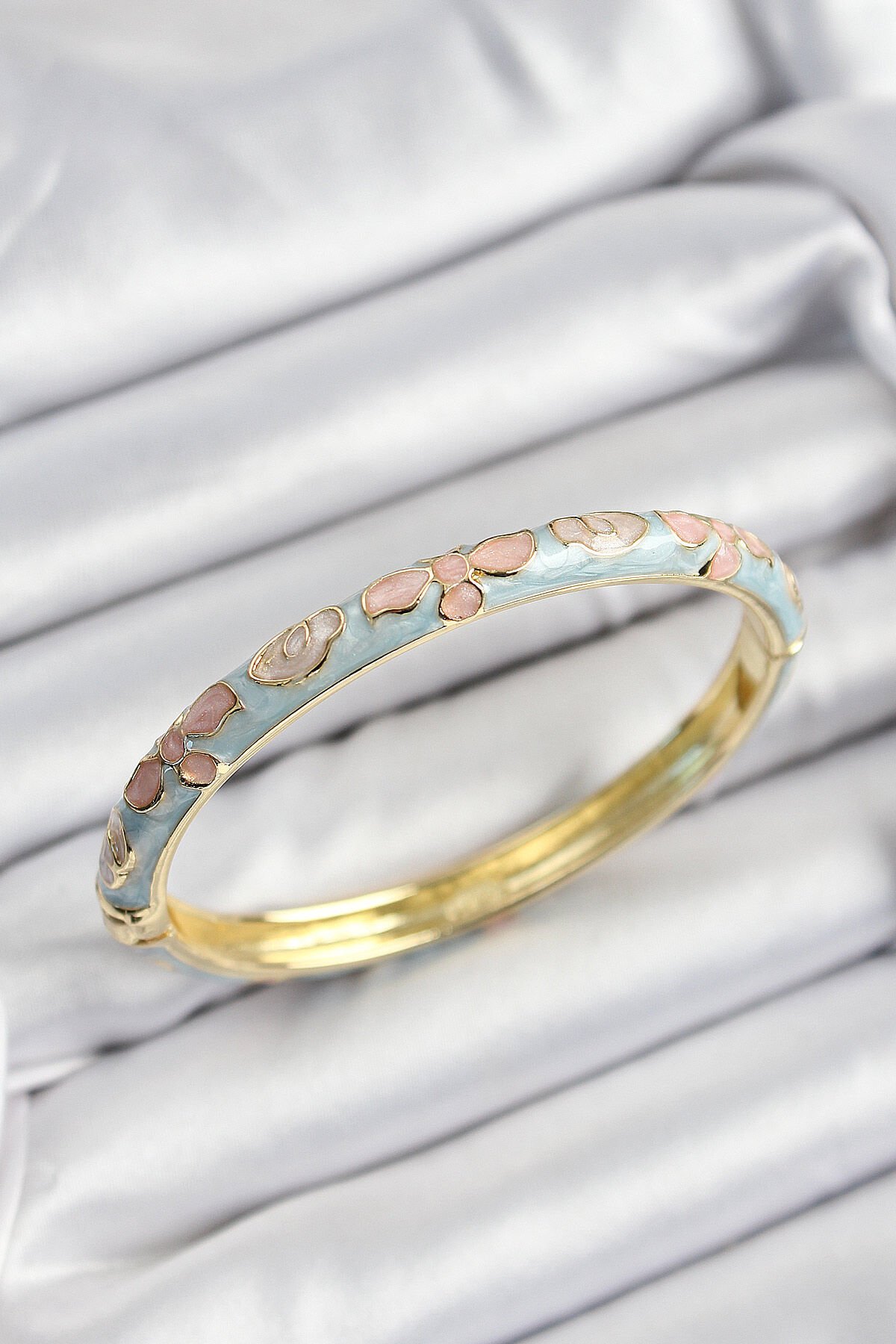 Mineli Pirinç Mavi Ve Pembe Çiçek Motifli Gold Renk Kadın Kelepçe