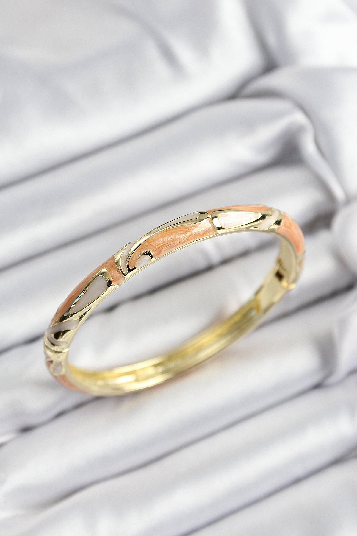 Mineli Pirinç Krem Ve Turuncu Mermer Motifli Gold Renk Kadın Kelepçe