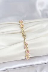 Pirinç Gold Renk Pembe Zirkon Taşlı Çiçek Model Kadın Bileklik
