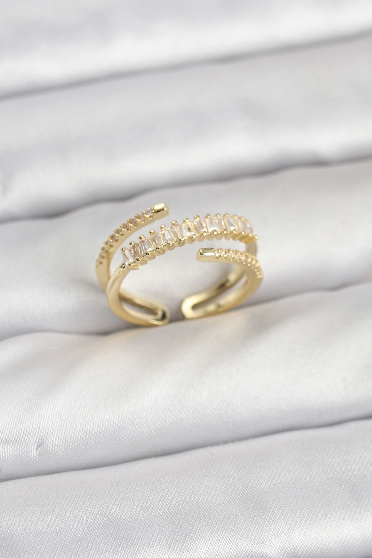 Pirinç Gold Renk Sıralı Baget Zirkon Taşlı Kadın Yüzük