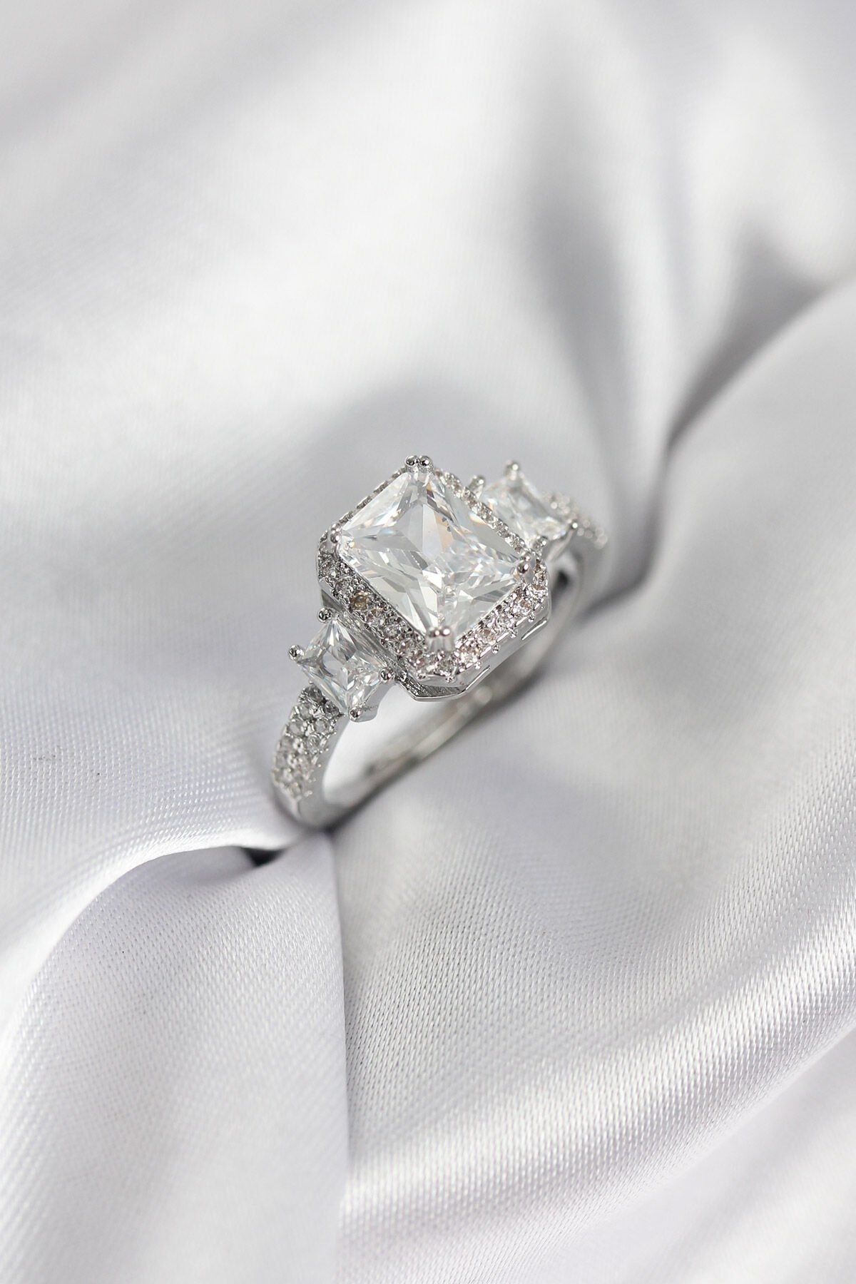 Gümüş Renk Kare Baget Zirkon Taşlı Tek Taş Model Kadın Yüzük