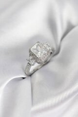 Gümüş Renk Kare Baget Zirkon Taşlı Tek Taş Model Kadın Yüzük