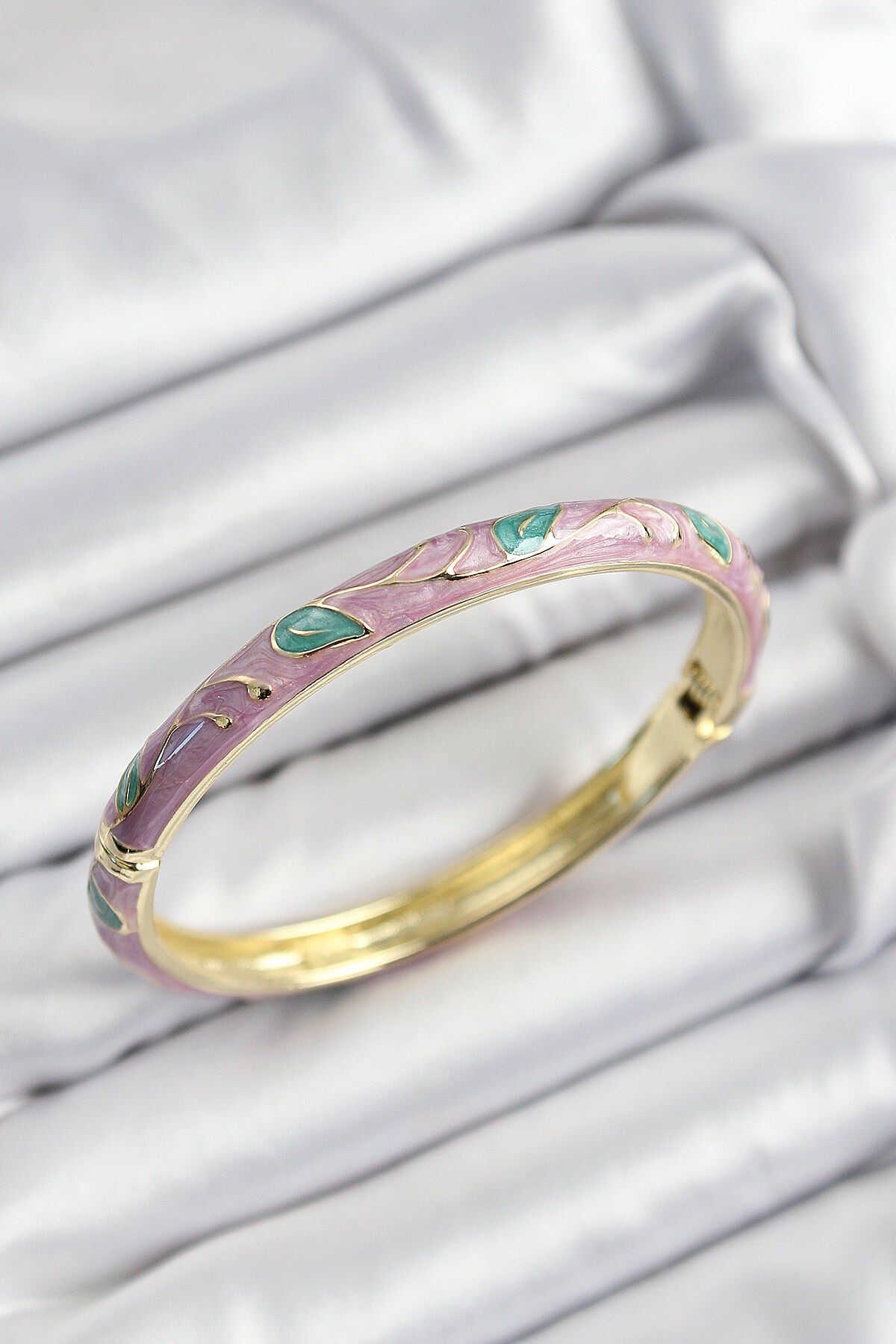 Mineli Pirinç Pembe Ve Yeşil Yaprak Motifli Gold Renk Kadın Kelepçe