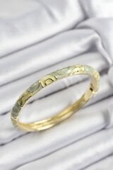 Mineli Pirinç Yeşil Sarmal Motifli Gold Renk Kadın Kelepçe