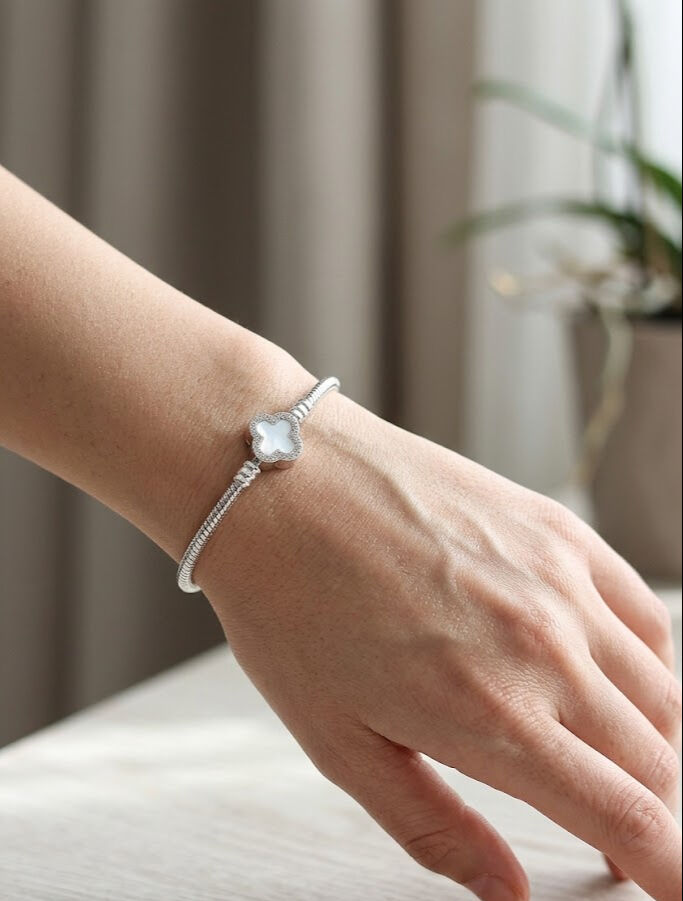 Pirinç Charm Zirkon Taşlı Yonca Model Gümüş Renk Kadın Bileklik