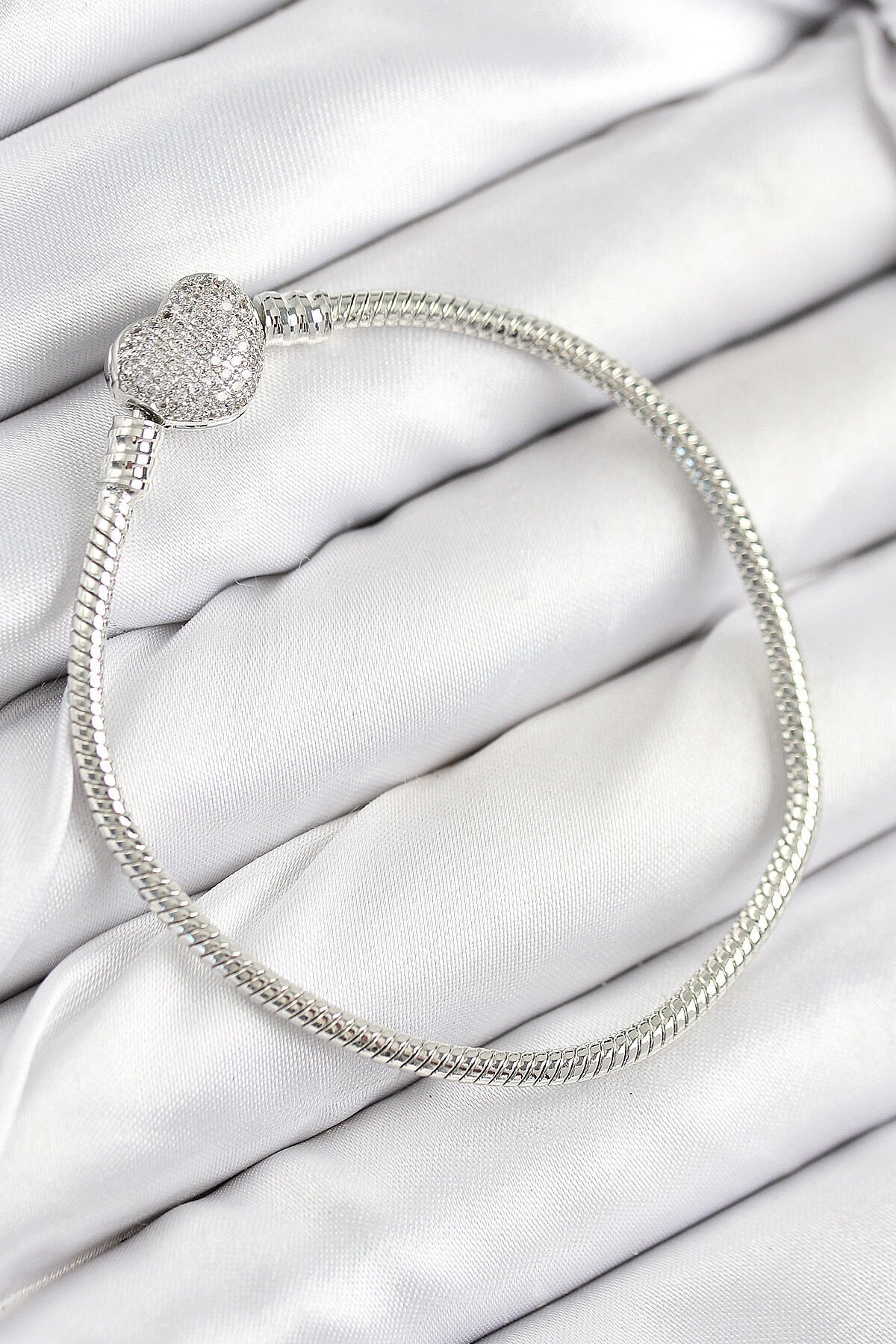 Pirinç Charm Zirkon Taşlı Kalp Model Gümüş Renk Kadın Bileklik