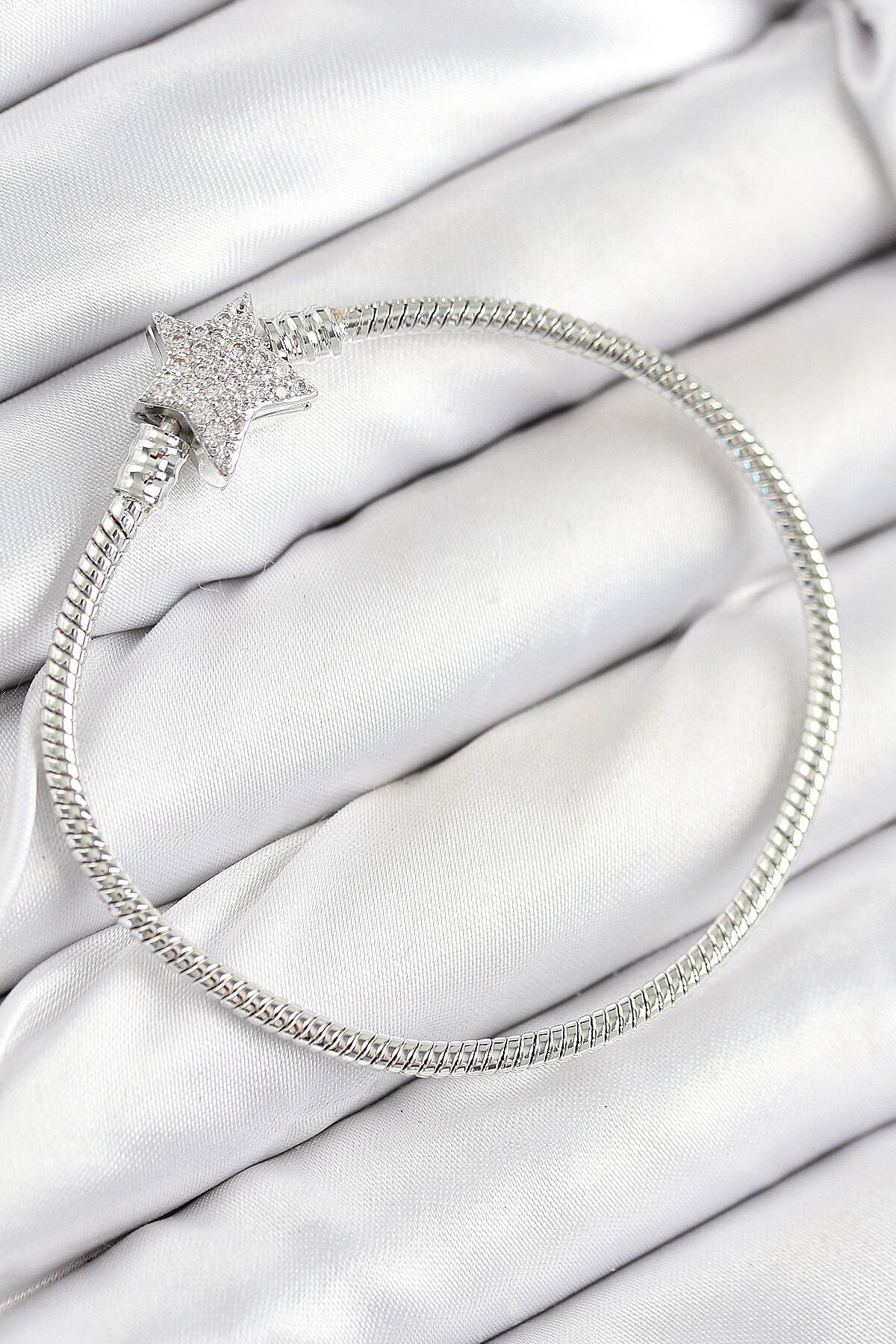 Pirinç Charm Zirkon Taşlı Yıldız Model Gümüş Renk Kadın Bileklik