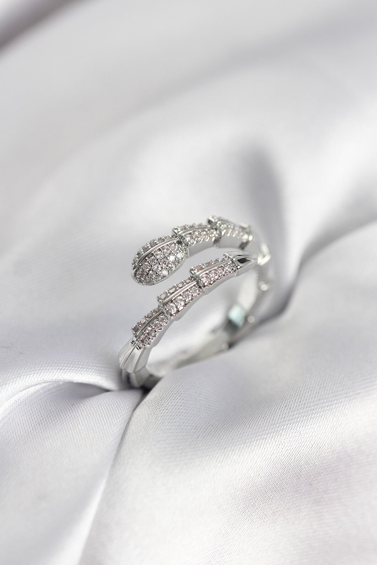 Gümüş Renk Zirkon Taşlı Yılan Model Kadın Yüzük