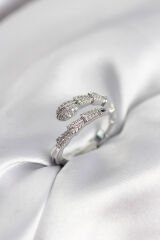 Gümüş Renk Zirkon Taşlı Yılan Model Kadın Yüzük