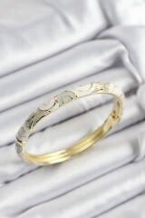 Mineli Pirinç Beyaz Ve Gri Sarmal Motifli Gold Renk Kadın Kelepçe