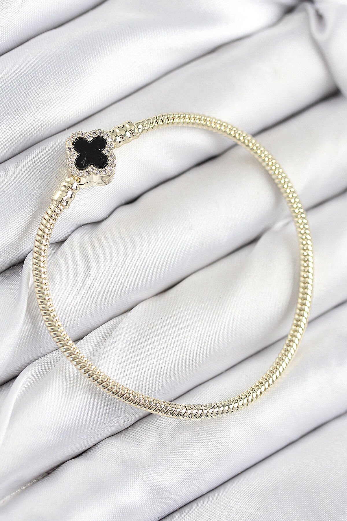 Pirinç Charm Zirkon Taşlı Yonca Model Gold Renk Kadın Bileklik