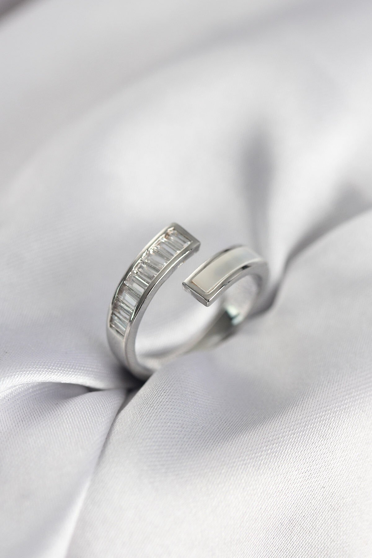 Gümüş Renk Sedefli Baget Zirkon Taşlı Kadın Yüzük