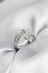 Gümüş Renk Sedefli Baget Zirkon Taşlı Kadın Yüzük