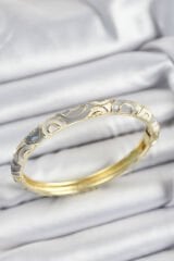 Mineli Pirinç Gri Ve Beyaz Sarmal Motifli Gold Renk Kadın Kelepçe
