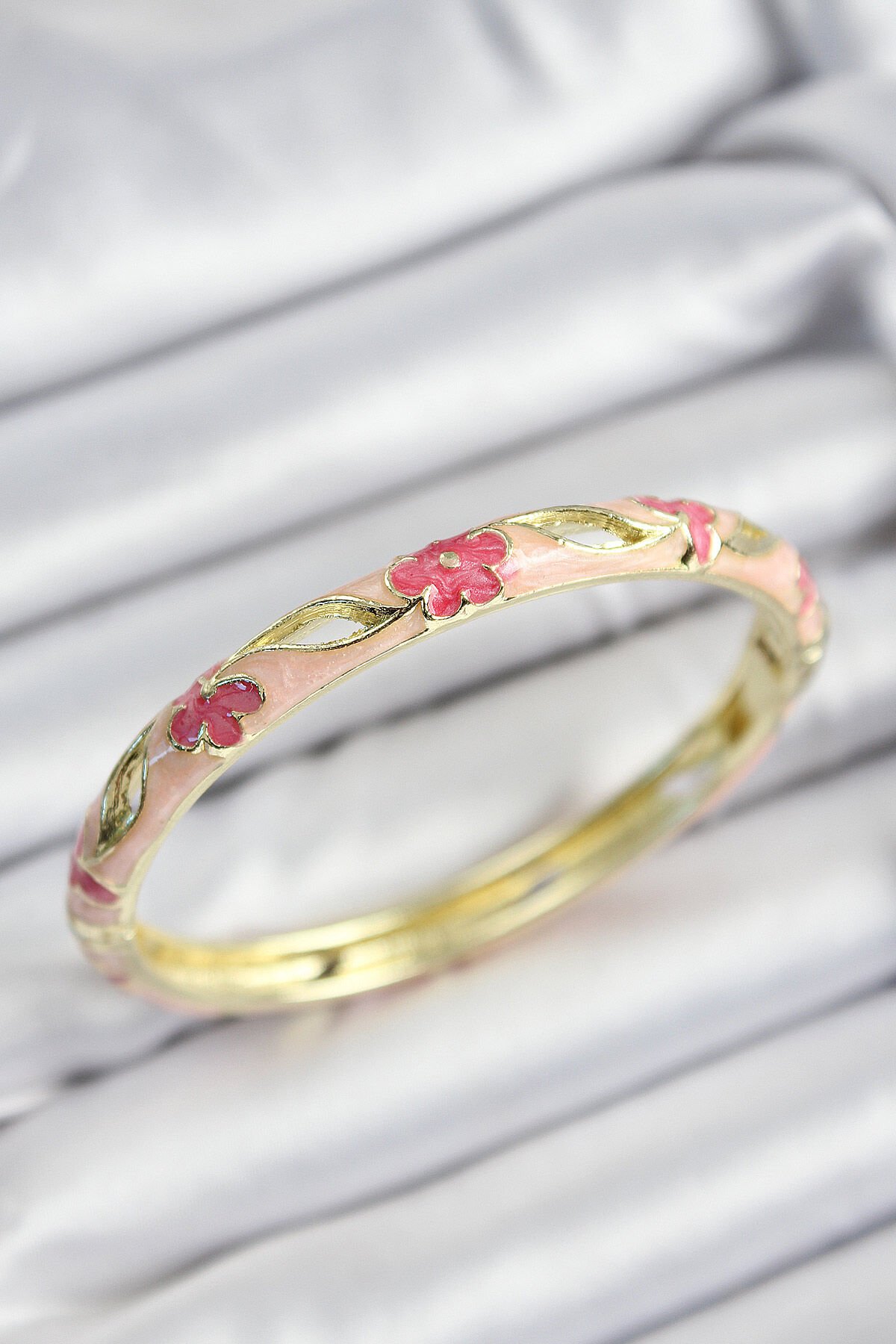 Mineli Pirinç Pembe Çiçek Motifli Gold Renk Kadın Kelepçe