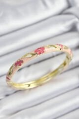 Mineli Pirinç Pembe Çiçek Motifli Gold Renk Kadın Kelepçe