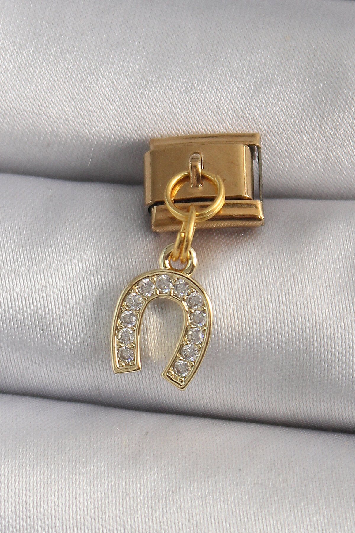 316L Çelik Gold Renk Sallantı Zirkon Taşlı Nal Model Nomination Charm