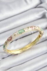 Mineli Pirinç Pembe Yeşil Ve Krem Çiçek Motifli Gold Renk Kadın Kelepçe