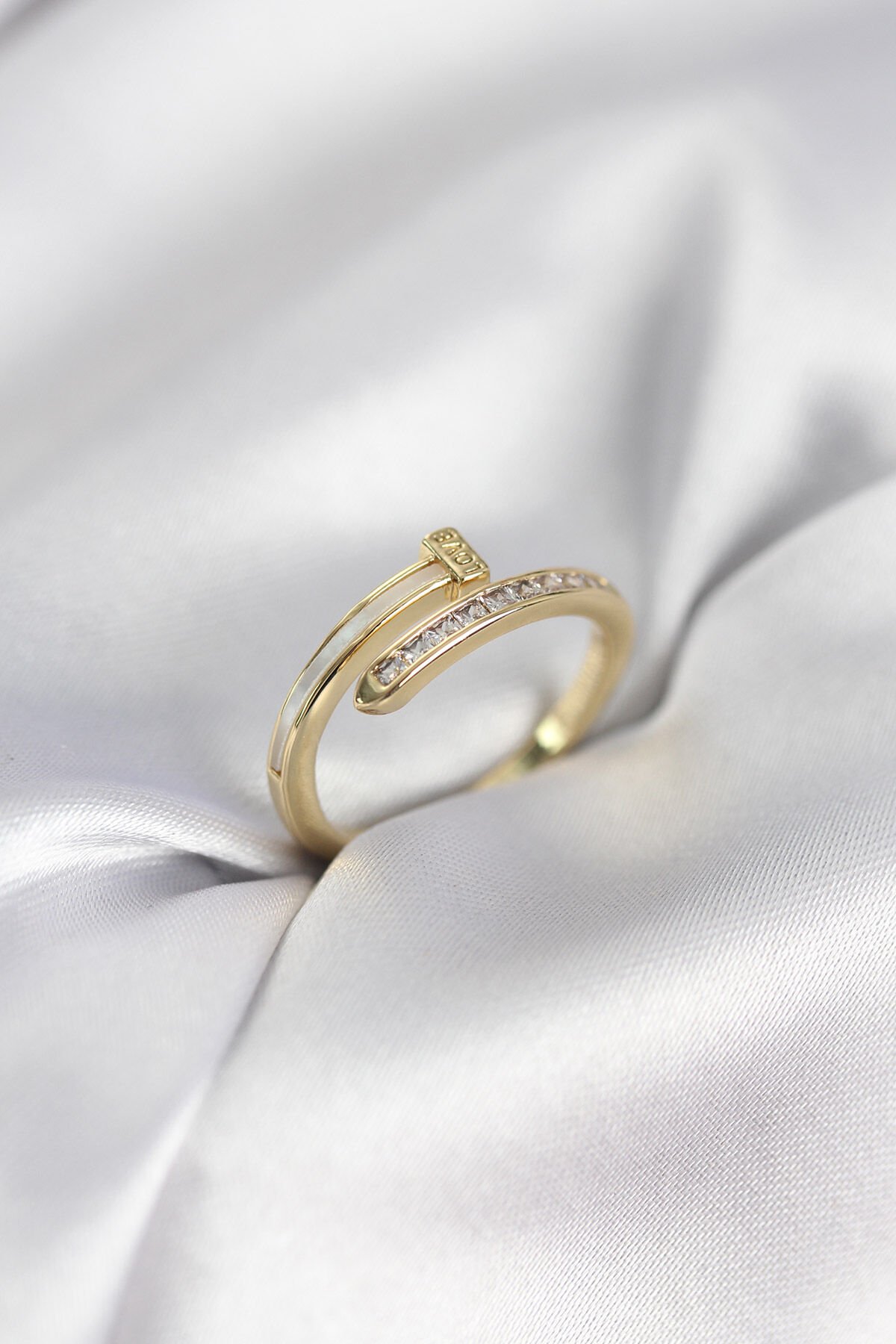 Zirkon Taşlı Gold Renk Yassı Çivi Model Kadın Yüzük