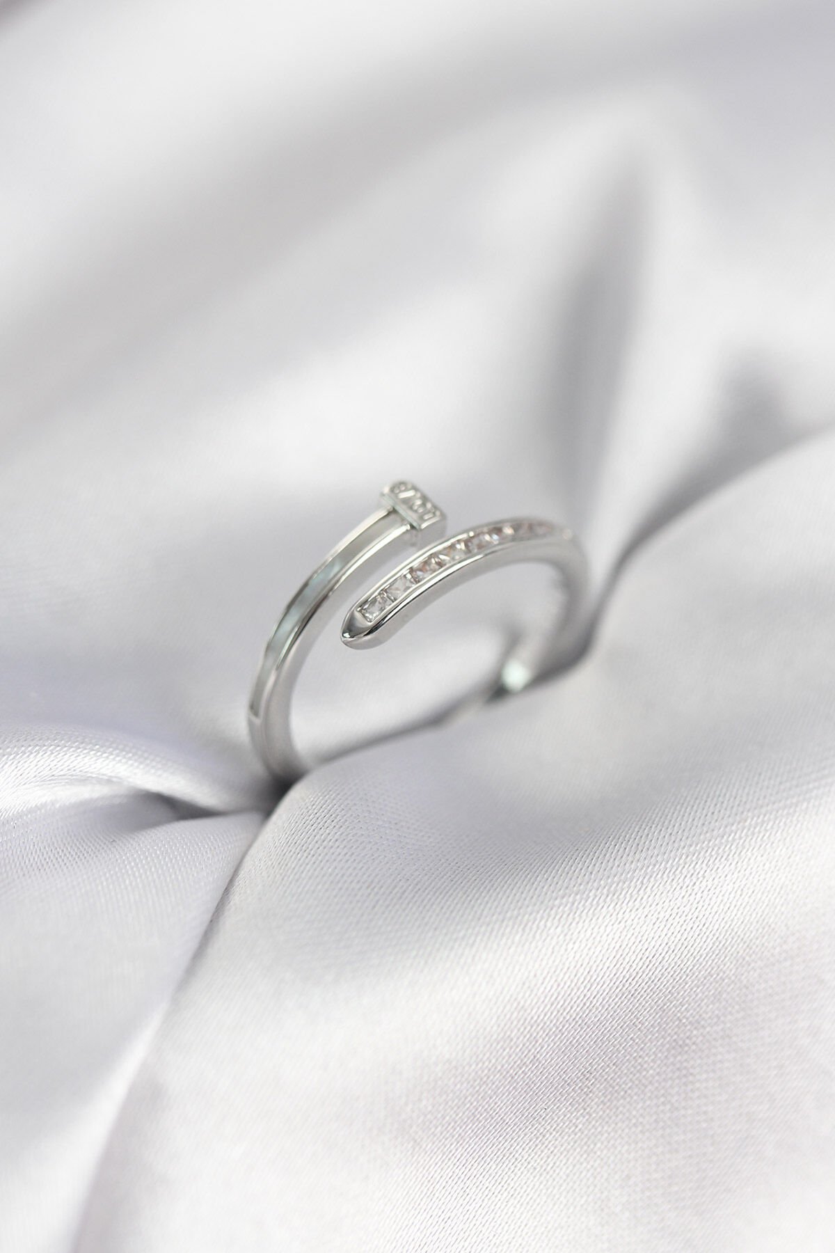 Zirkon Taşlı Gümüş Renk Yassı Çivi Model Kadın Yüzük