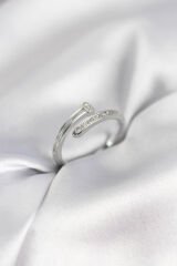 Zirkon Taşlı Gümüş Renk Yassı Çivi Model Kadın Yüzük