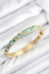 Mineli Pirinç Zirkon Taşlı Zümrüt Yeşili Çiçek Motifli Gold Kadın Kelepçe