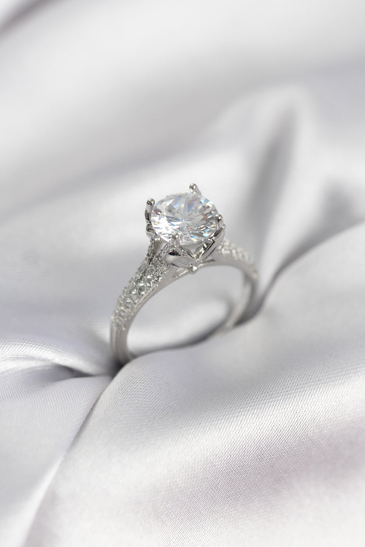 Gümüş Renk Tek Taş Model Zirkon Taşlı Kadın Yüzük