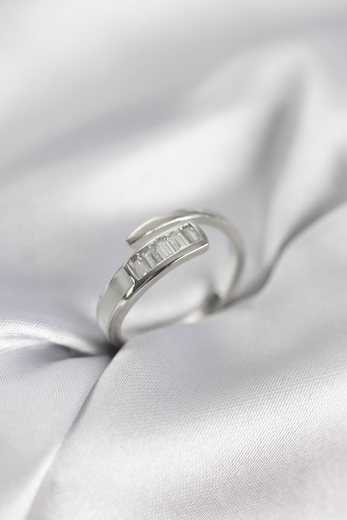 Baget Zirkon Taşlı Gümüş Renk Kadın Yüzük