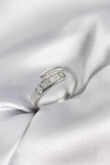 Baget Zirkon Taşlı Gümüş Renk Kadın Yüzük