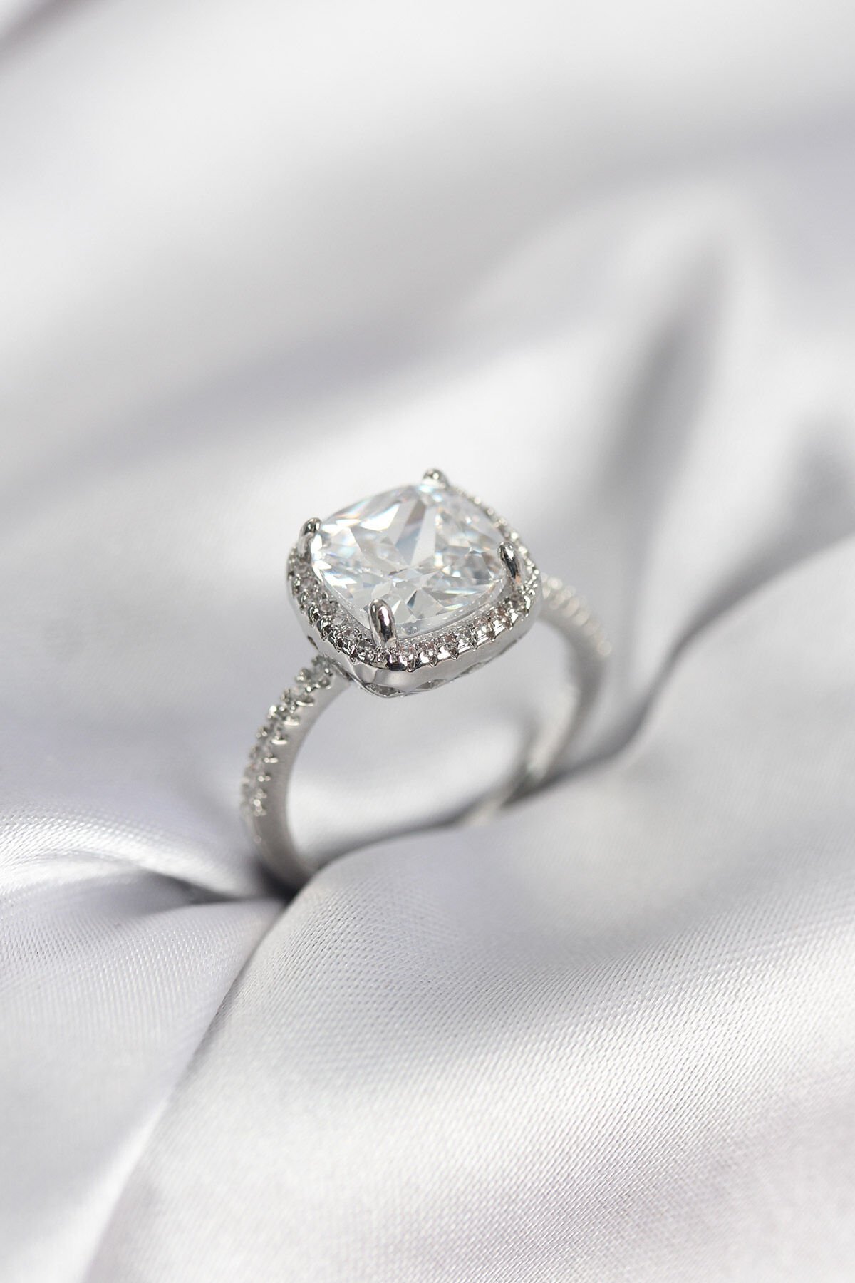 Kare Tek Taş Model Zirkon Taşlı Gümüş Renk Kadın Yüzük