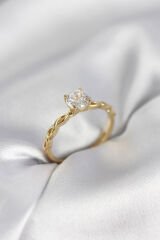 Gold Renk Sarmal Zincir Model Tek Taş Model Zirkon Taşlı Kadın Yüzük