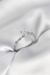 Gümüş Renk Sarmal Zincir Model Tek Taş Model Zirkon Taşlı Kadın Yüzük