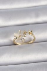 Pirinç Gold Renk Ayarlanabilir Zirkon Taşlı Beyaz Mineli Çiçek Model Kadın Yüzük