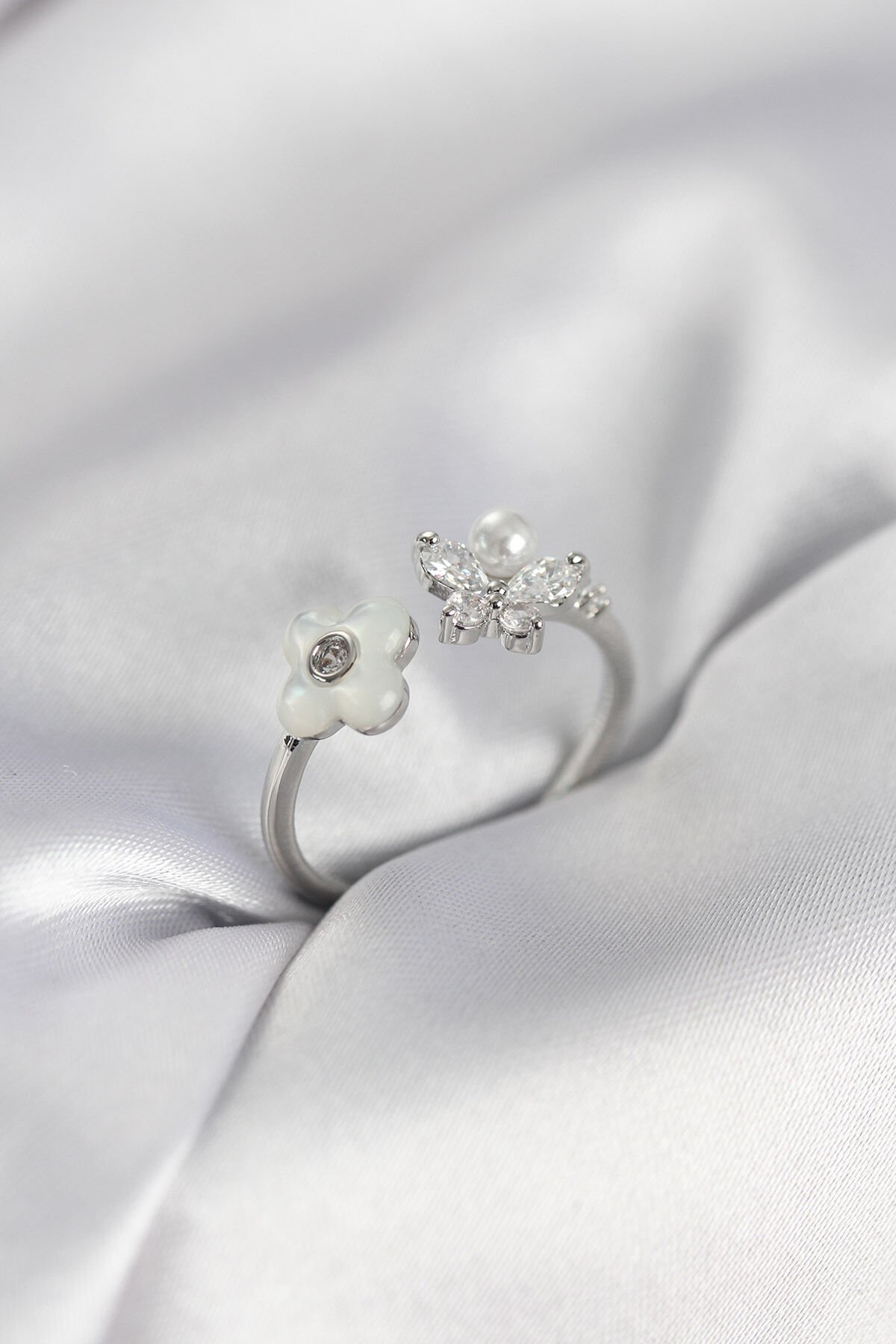 Gümüş Renk Sedefli Çiçek Model Kadın Yüzük