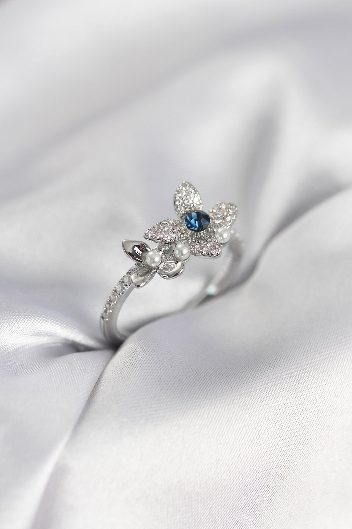 Gümüş Renk Çiçek Model Zirkon Taşlı Kadın Yüzük