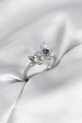 Gümüş Renk Çiçek Model Zirkon Taşlı Kadın Yüzük